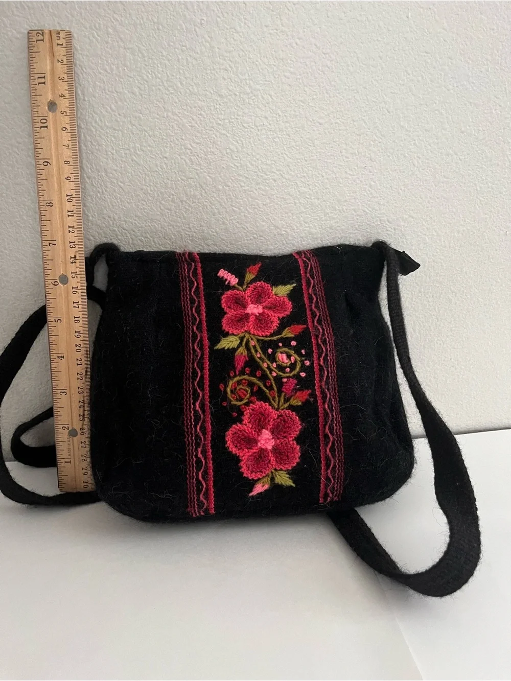 Peruvian embroidered crossbody shoulder bag. - Picture 3 of 13
